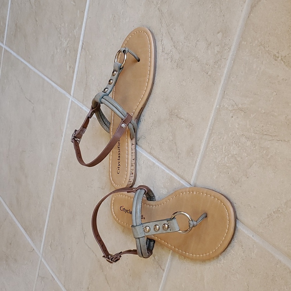 Cityclassified * Olive green strappy sandals size 7.5